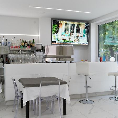 Hotel Ninfea Cattolica Extérieur photo